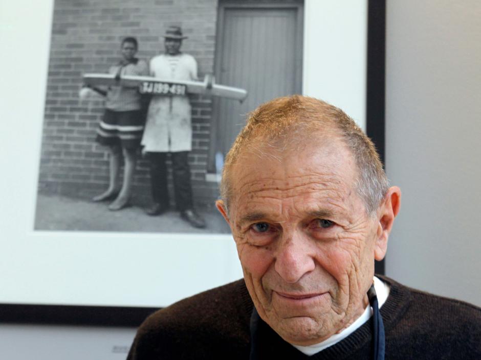 El fotógrafo David Goldblatt, retratado delante de una de sus obras