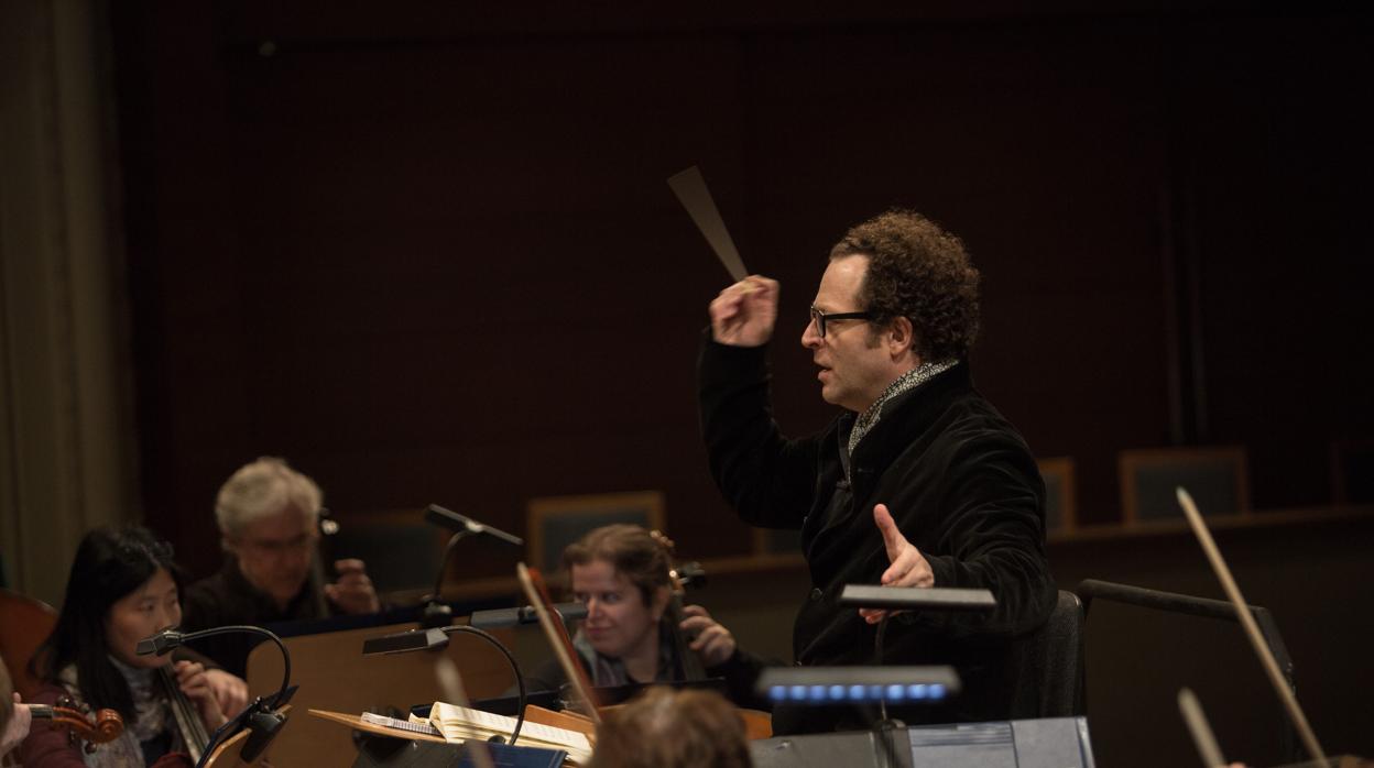 John Axelrod dirigiendo a la ROSS en un concierto