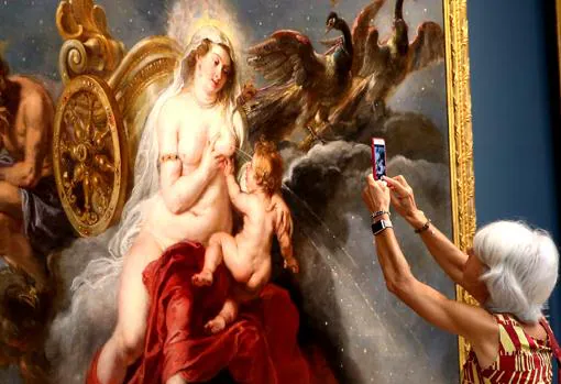 Una mujer fotografía «El nacimiento de la Vía Láctea», de Rubens
