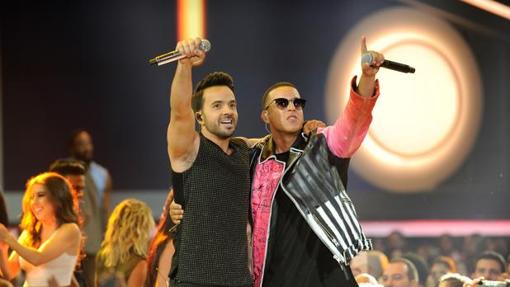 Luis Fonsi y Daddy Yankee durante una actuación