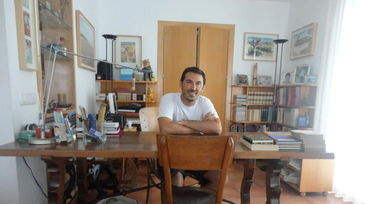 Daniel Pinilla sentado en la mesa en la que Gabriel García Márquez escribió «El otoño del patriarca»