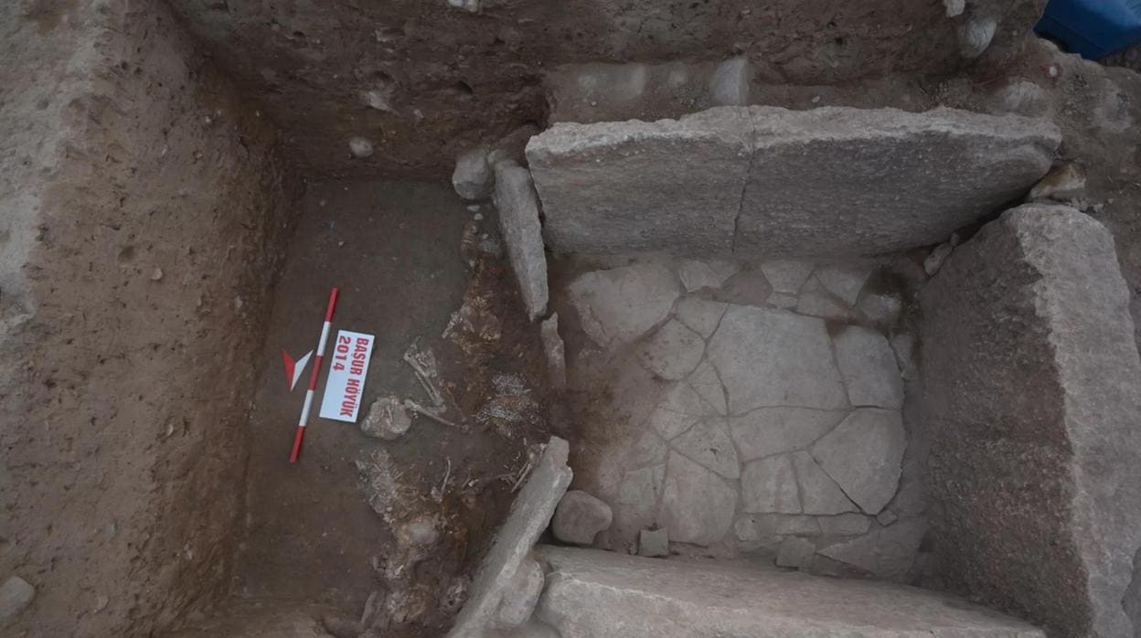 Una tumba en Mesopotamia con ocho sacrificios humanos en la entrada