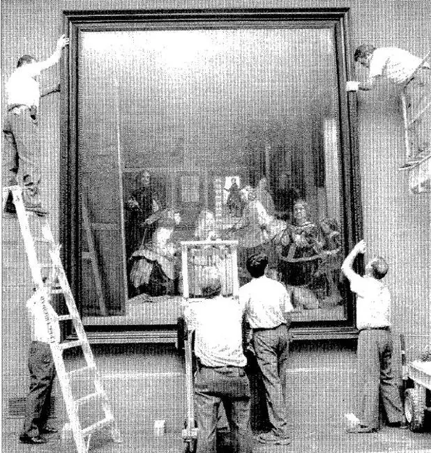 Varios operarios trasladaron el cuadro de «La Meninas» el 22 de julio de 1999 a la Sala XII del Museo de Prado, donde se encuentra ahora