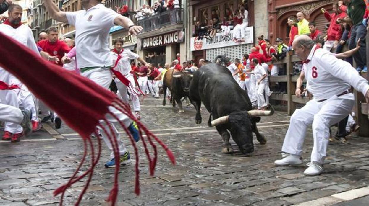 Se comienza a esparcir los 1.500 litros de líquido antideslizante en Pamplona