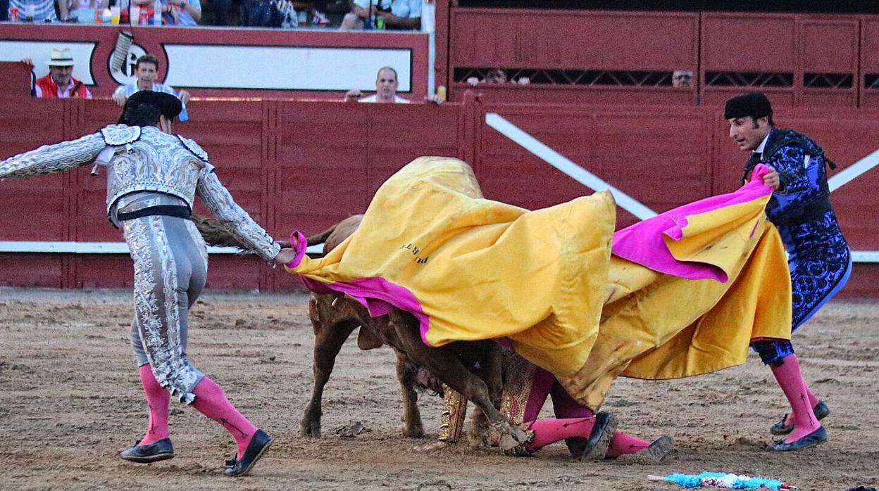 Juan José Padilla, a merced del toro, mientras tratan de socorrerle los subalternos