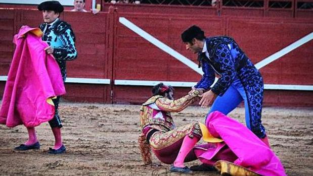 El torero Juan José Padilla es trasladado desde Ávila a Sevilla tras descartarse daños en la cabeza