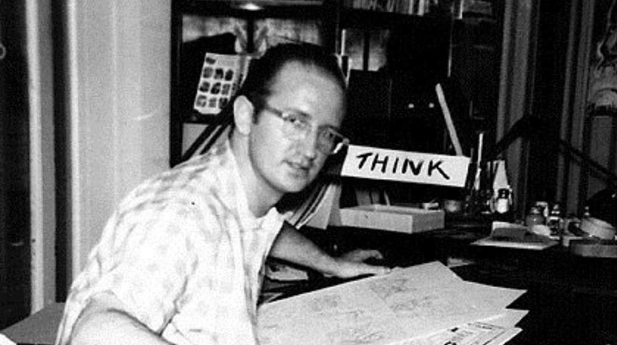 Steve Ditko en su escritorio