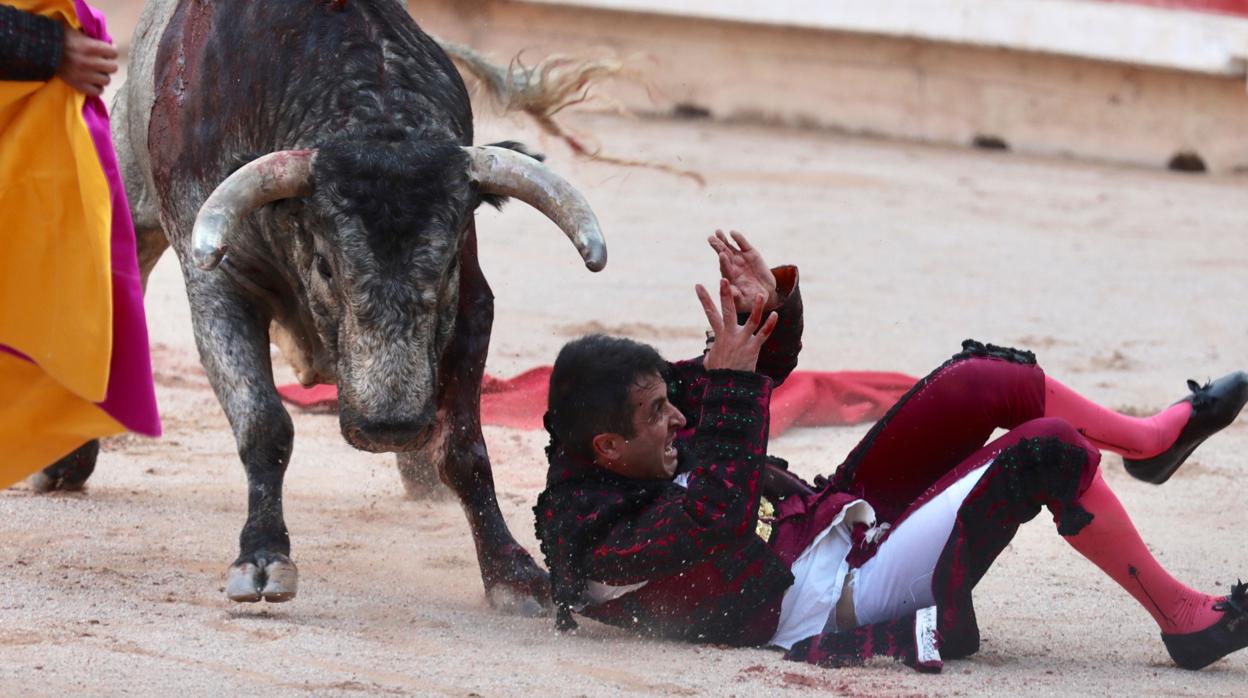 Javier Castaño, con la banda de la taleguilla rota tras sufrir una cornada por el cuarto toro ayer en Pamplona