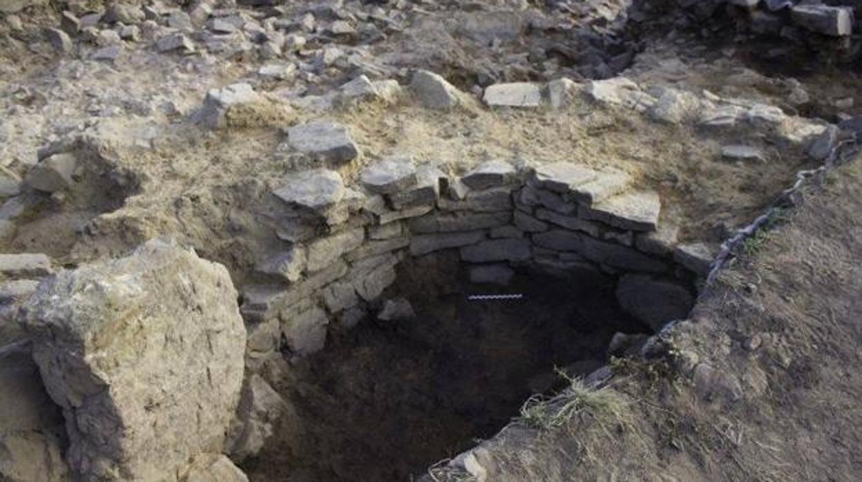 El horno, descubierto bajo la necrópolis medieval de Linares, en Belmonte de Miranda