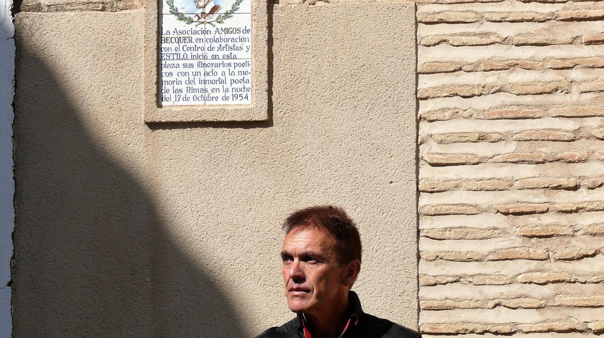 Mariano Fernández Urresti, junto a una placa dedicada a Bécquer en Toledo