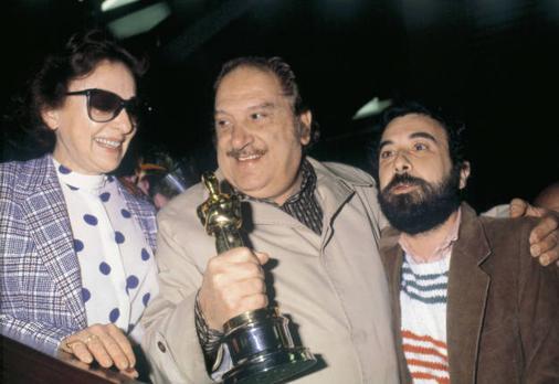 En 1983 recibió el Oscar a la mejor película extranjera por «Volver a empezar». En la imagen, celebrándolo con José Bódalo y Encarna Paso