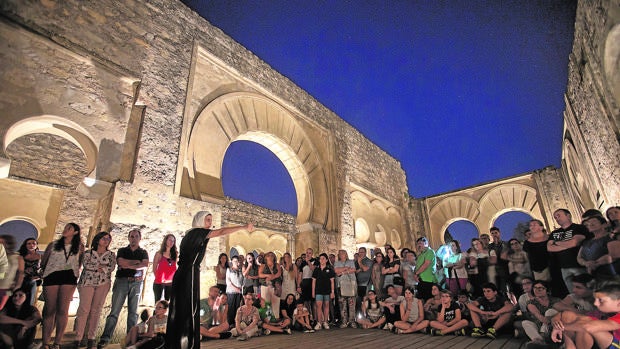 Medina Azahara, un paseo al atardecer por la ciudad que brilla