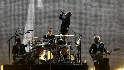 U2 durante la gira «U2: The Josuea Tree Tour» en Dublin