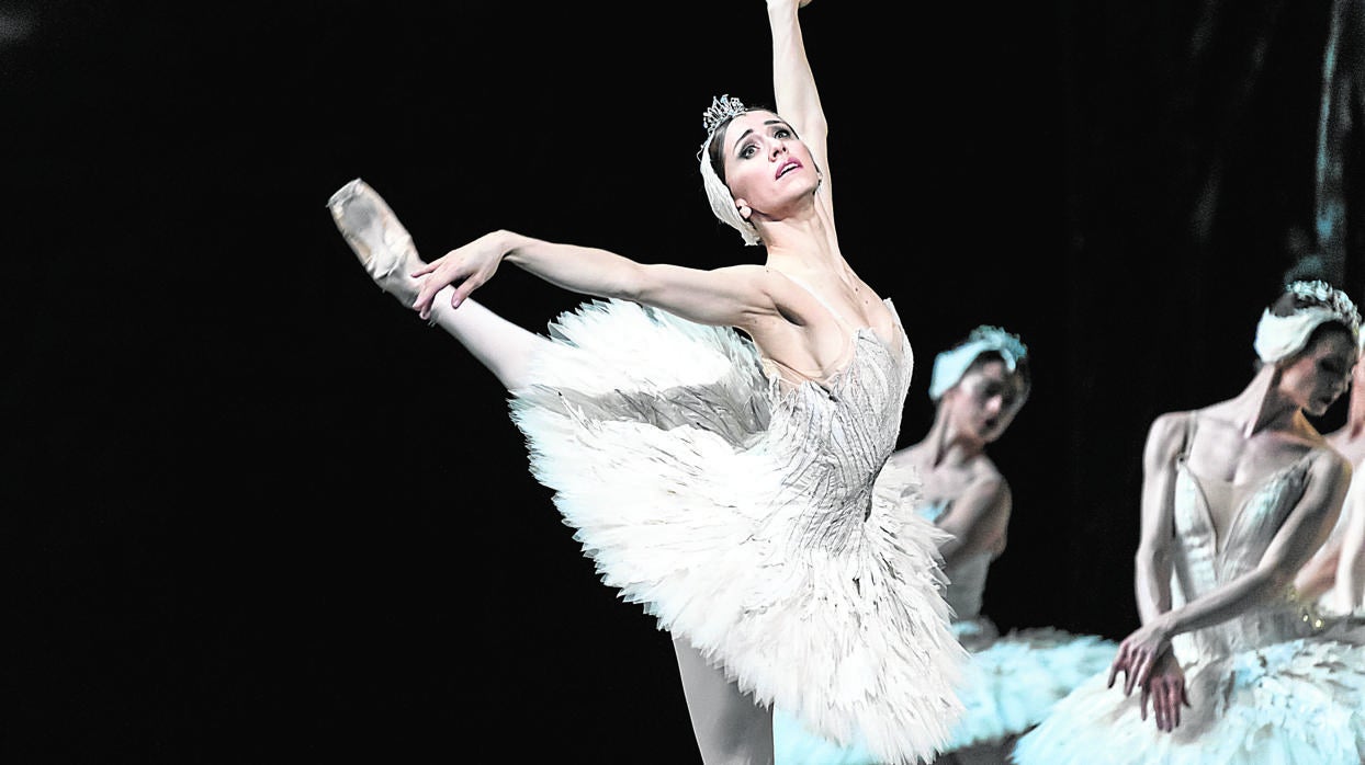 Marianela Núñez, en el segundo acto de «El lago de los cisnes»