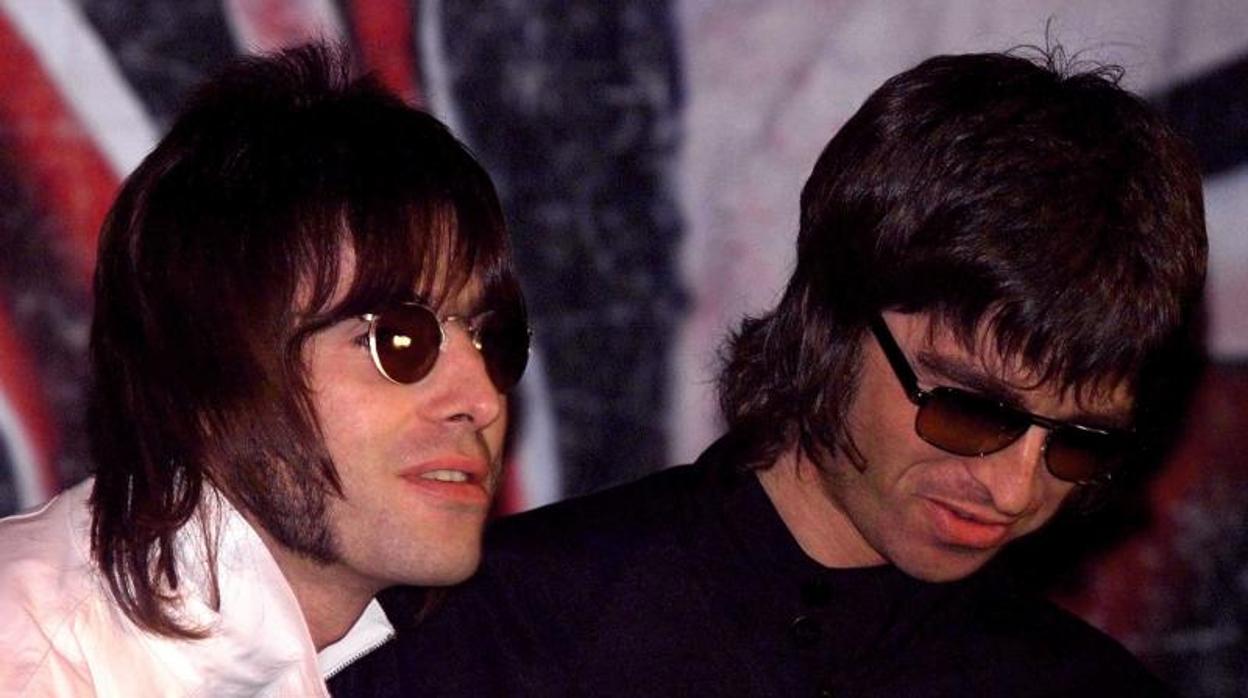 Noel y Liam Gallagher, hermanos y miembros del grupo Oasis