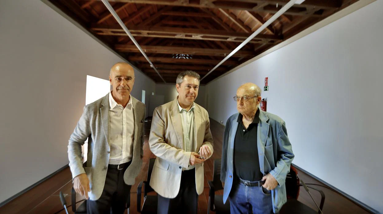 El concejal de Cultura Antonio Muñoz, el alcalde, Juan Espadas, y el pintor Luis Gordillo