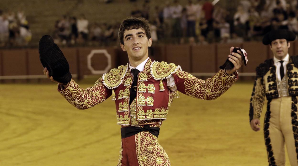 El novillero Pablo Páez, que cortó una oreja en el primer festejo, es uno de los tres finalistas