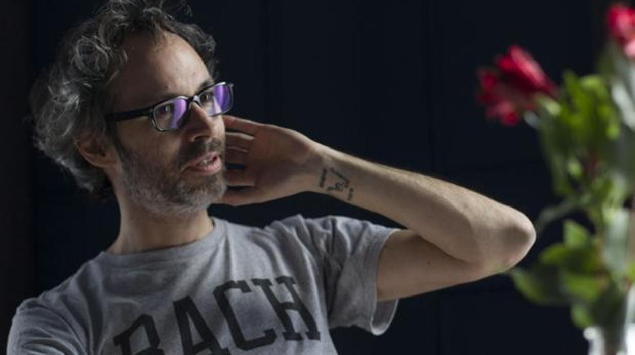 El pianista James Rhodes durante una entrevista con ABC