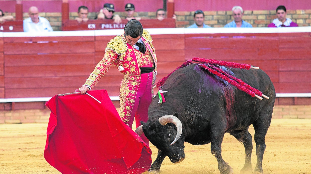 Morante en un muletazo en redondo en la pasada feria de Las Colombinas