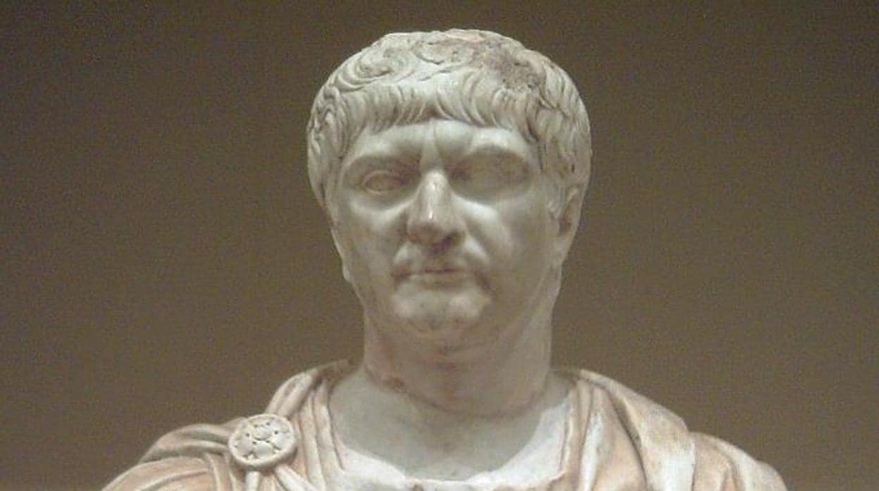 Busto de mármol del emperador romano Trajano