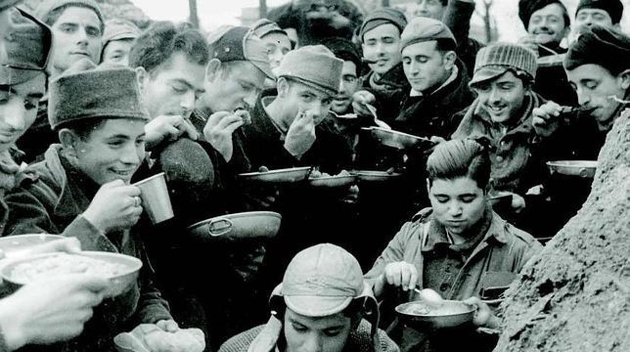 La hora del rancho en las trincheras republicanas de la Ciudad Universitaria, al oeste de Madrid