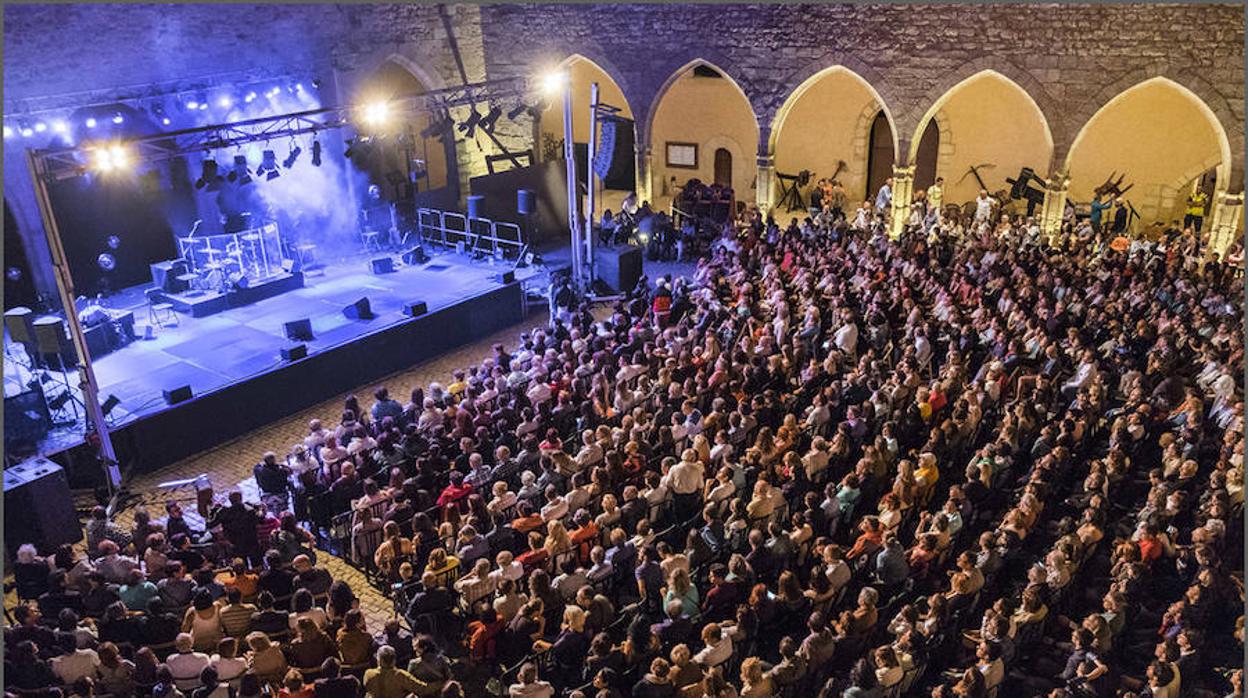 Los Festivales de los Castillos de Aragón celebran el XXXI Puerta al Mediterráneo con Santiago Auserón