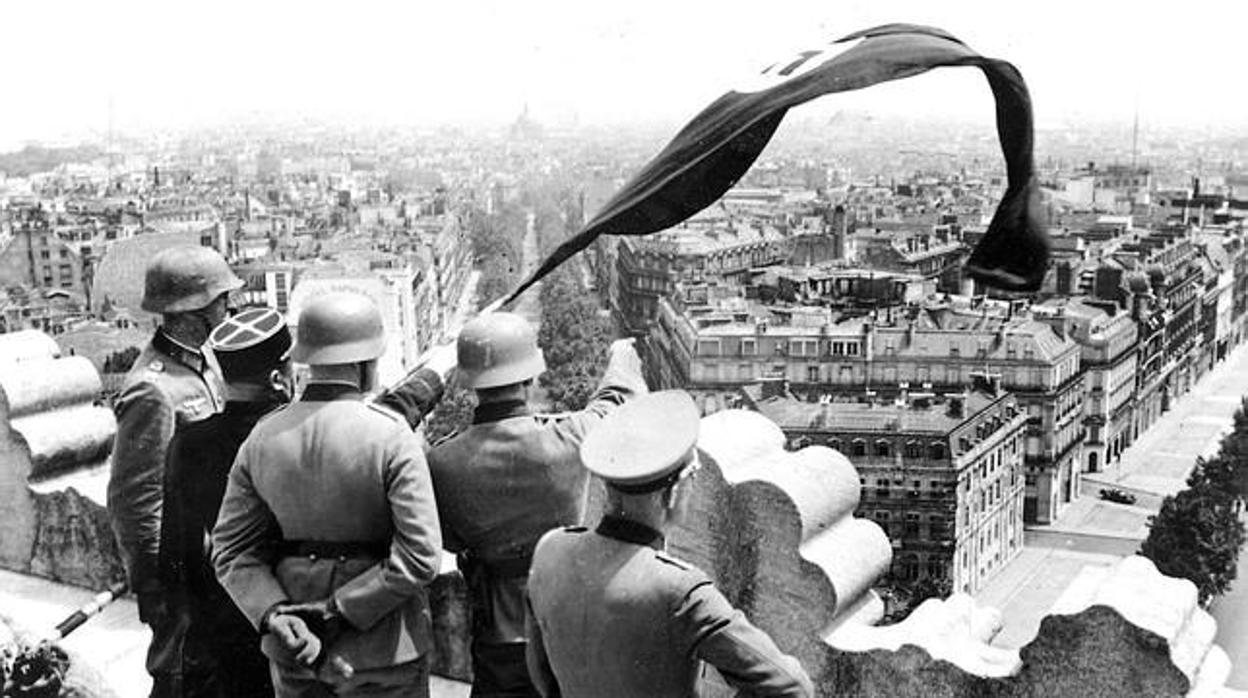 Izado de la bandera nazi en el Arco del Triunfo de París