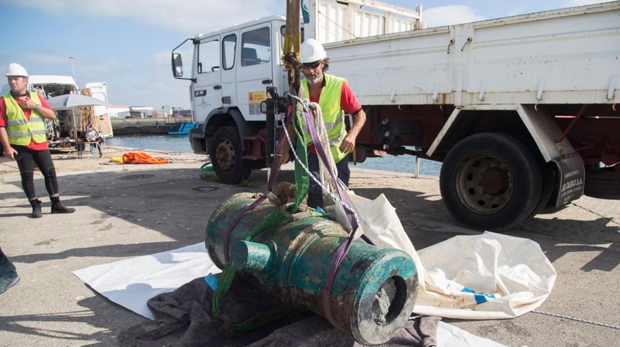 Un buzo descubre un obús de 1801 en Cádiz