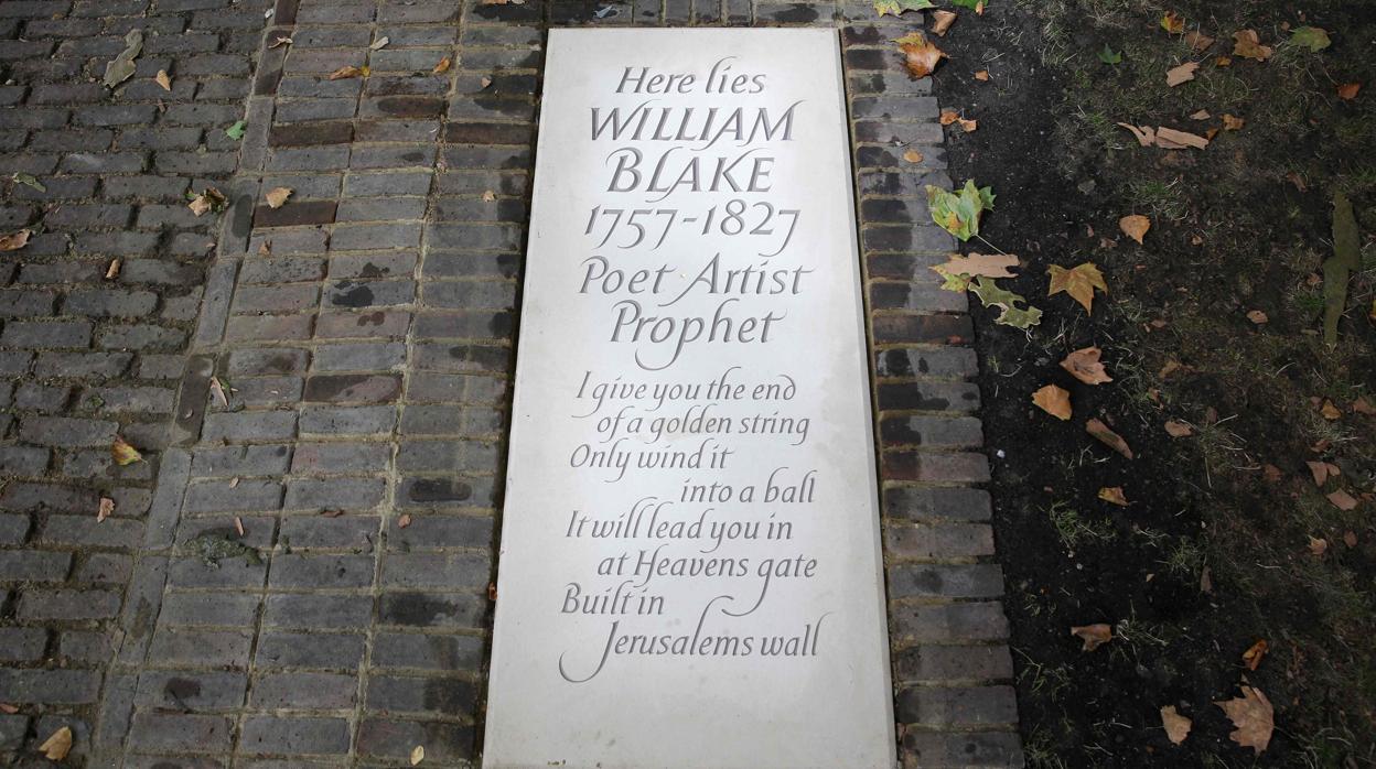 La nueva lápida de William Blake en el lugar exacto donde descansan el poeta y su esposa