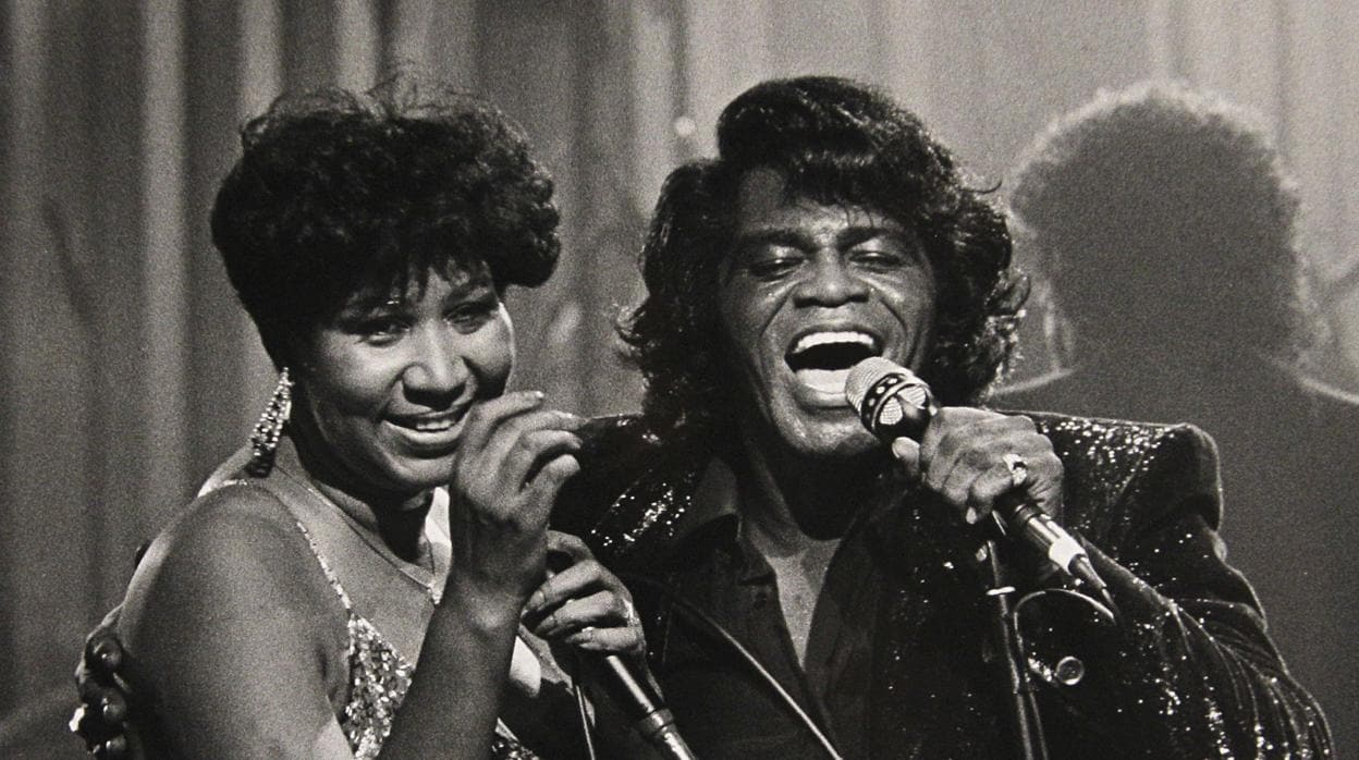 Aretha Franklin, durante una actuación con James Brown en 1987