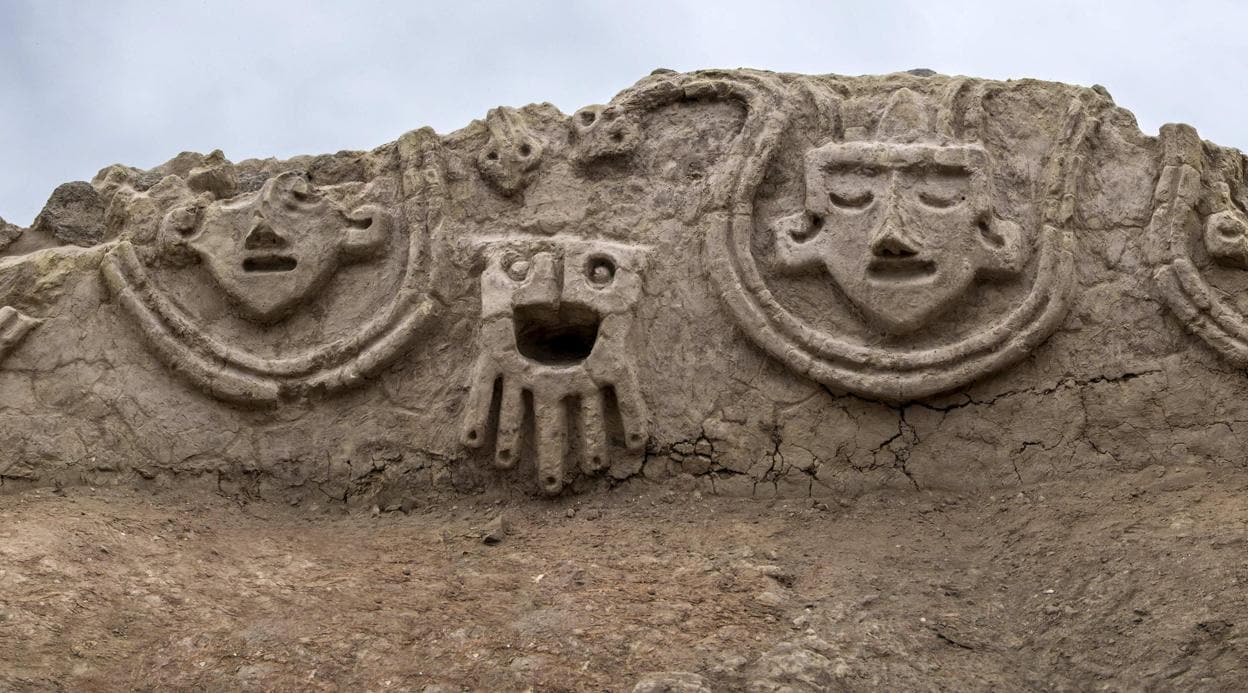 Relieves de hace 3.800 años descubiertos en las ruinas de Vichama en Perú