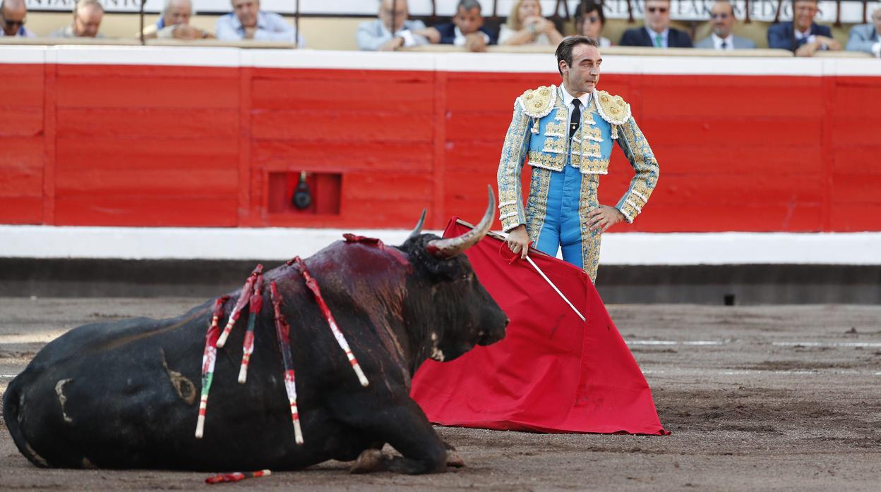 Enrique Ponce, ante un toro inválido