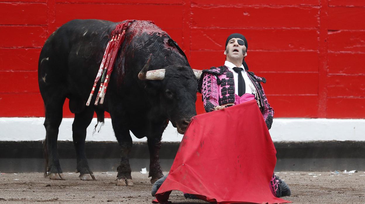 Desplante de rodillas de Juan José Padilla al toro de su adiós en Bilbao
