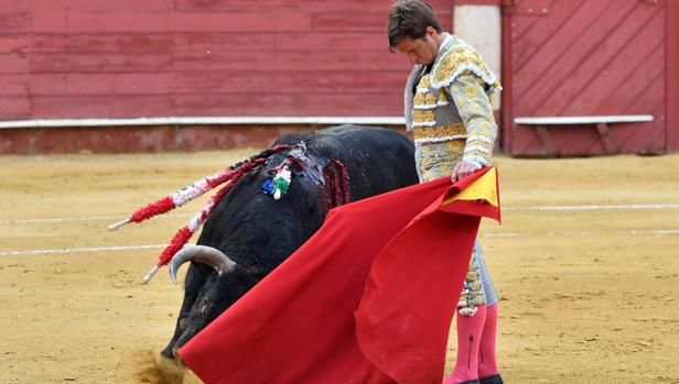 El Juli sale a hombros y Roca pincha un triunfo clamoroso en Almería