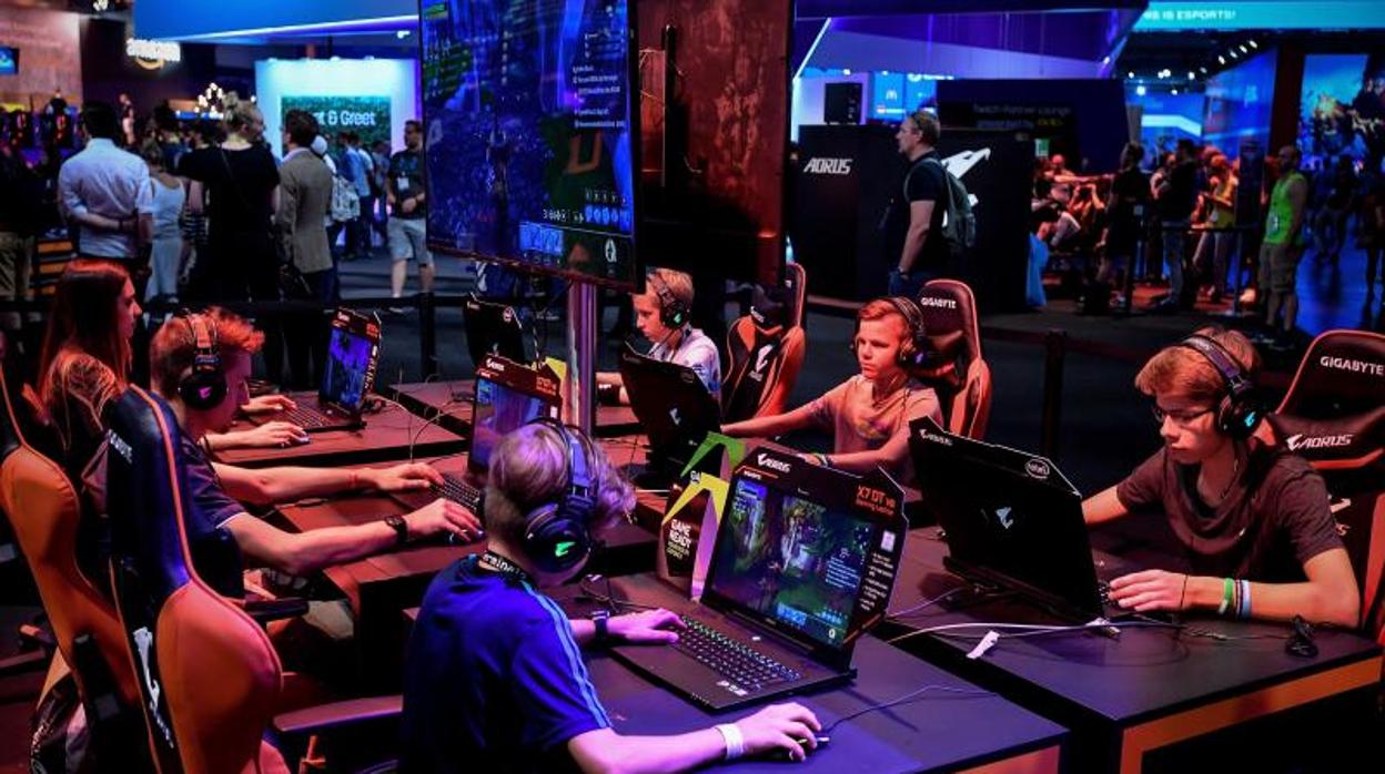 Jugadores probando un videojuego en la Gamescom 2018 de Colonia