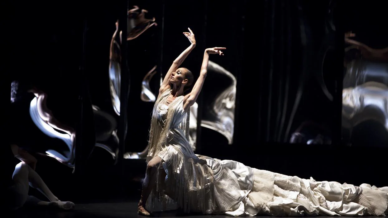 Una imagen de la coreografia «Tras el espejo», incluida en el espectáculo «30 años de danza»