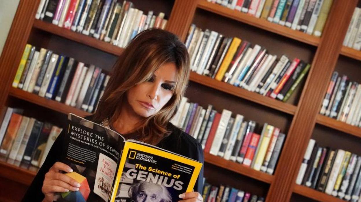 Gina Gershon caracterizada como Melania Trump