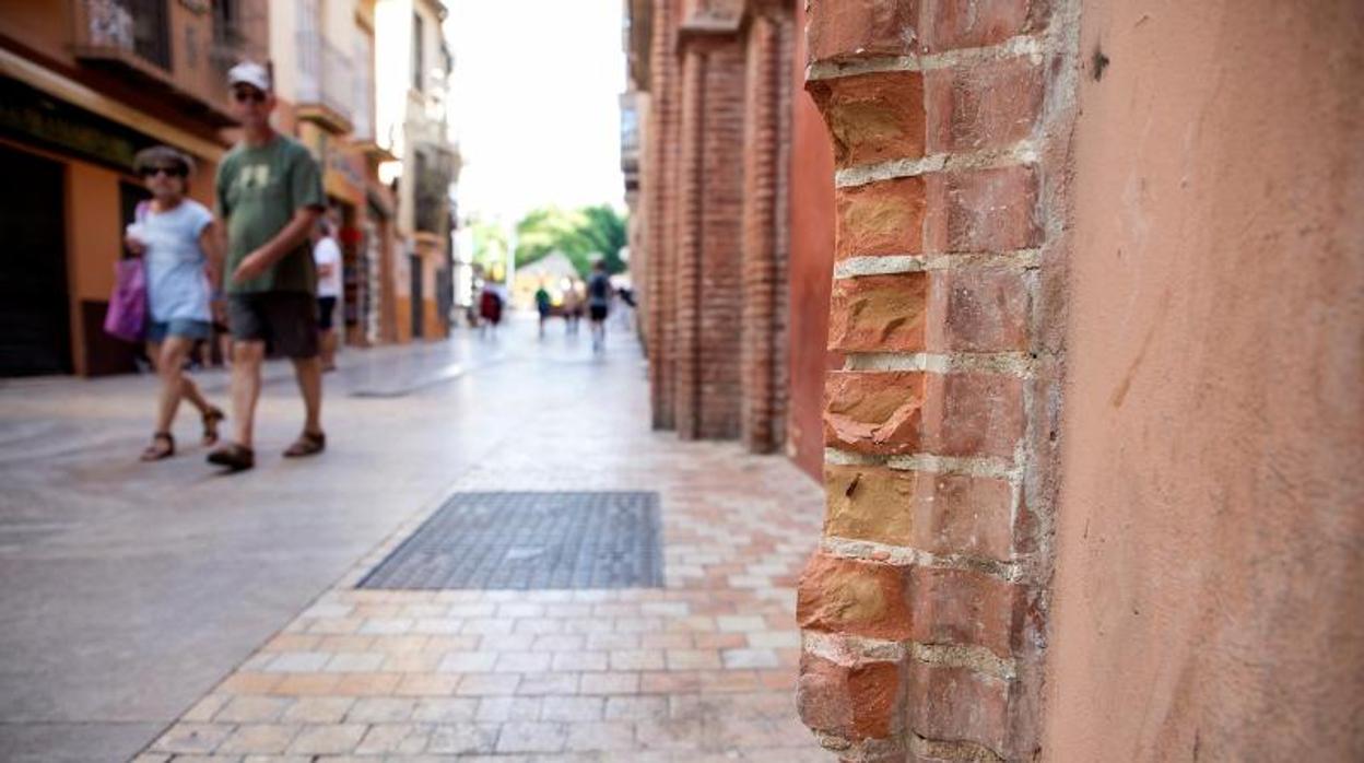 Detalle de los daños producidos en la portada de la Iglesia de Santiago de Málaga por el transporte de unos materiales de una obra cercana