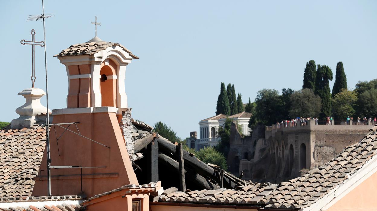 El techo de la iglesia romana construida sobre la antigua Cárcel Mamertina se ha caído