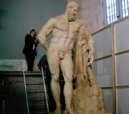 La escultura, copia de yeso del original aparecido en Roma en 1546, mide 3,18 metros y pesa 1.200 kilos. Fue encargada por Velázquez y llegó a España en 1653