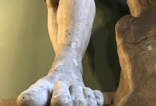 El tobillo de Hércules, una de las zonas sometidas a mayor presión por el peso de la colosal estatua, es donde han aparecido las grietas más preocupantes