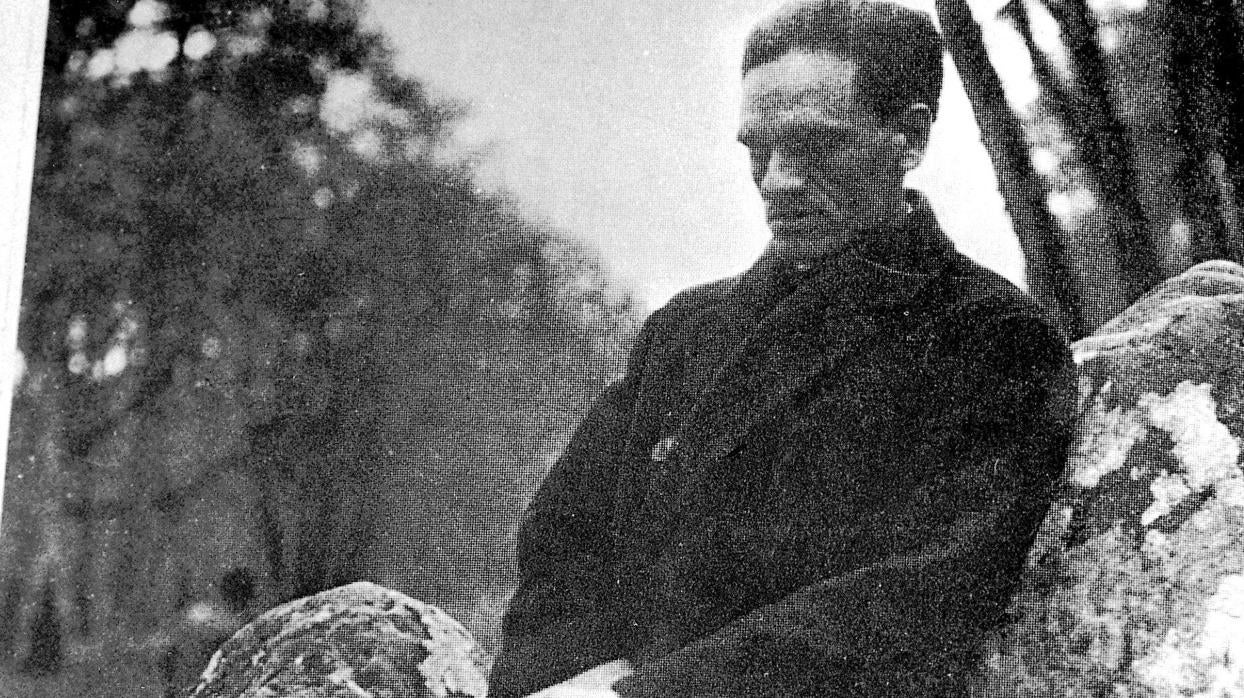 El poeta César Vallejo, apoyado en una roca