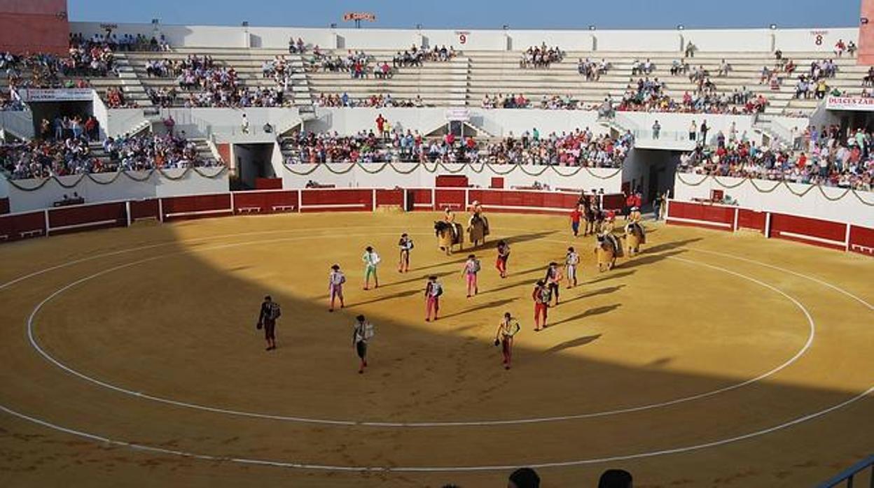 Paseíllo en la plaza de toros de Utrera