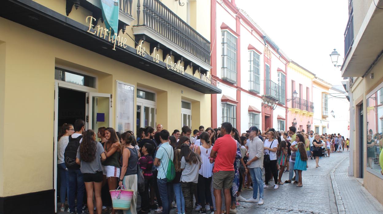 Las colas han llegado a Utrera para participar como extra en la serie «La Peste»