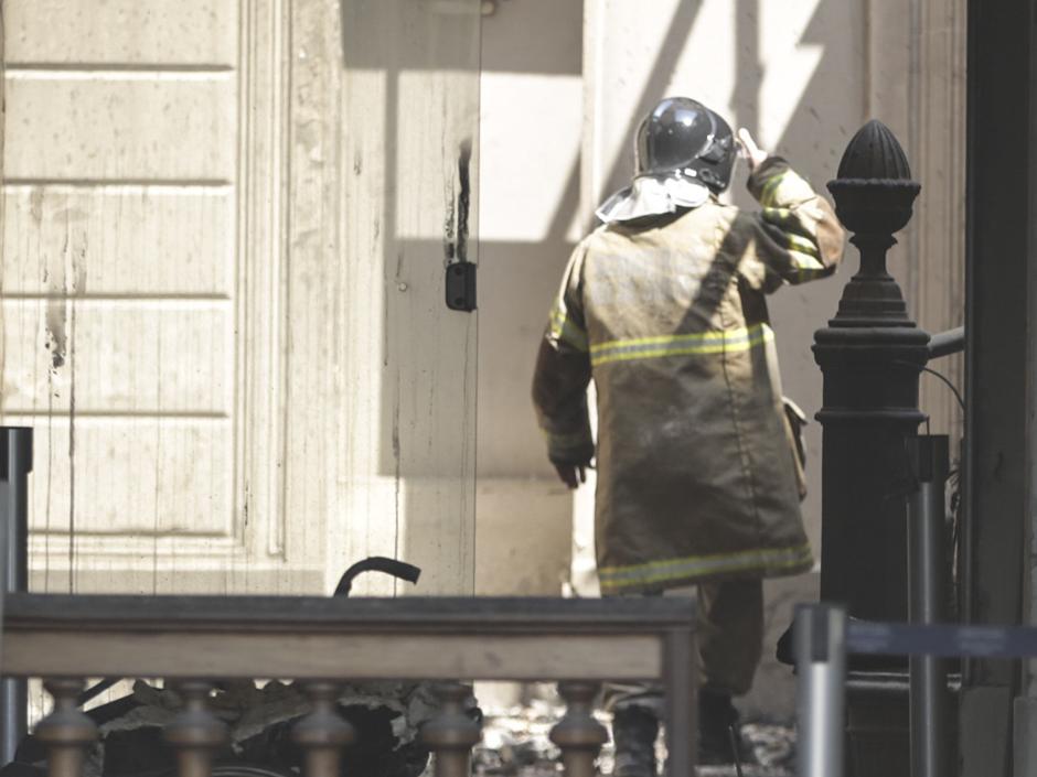 Un bombero trabaja entre los restos del Museo Nacional de Río de Janeiro, arrasado por un incendio