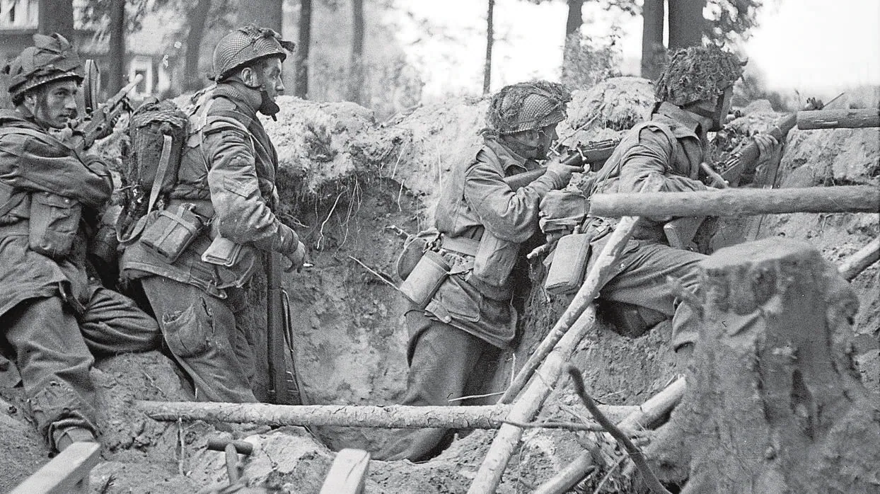 Paracaidistas del Primer Batallón defendiéndose en el hoyo creado por una bomba