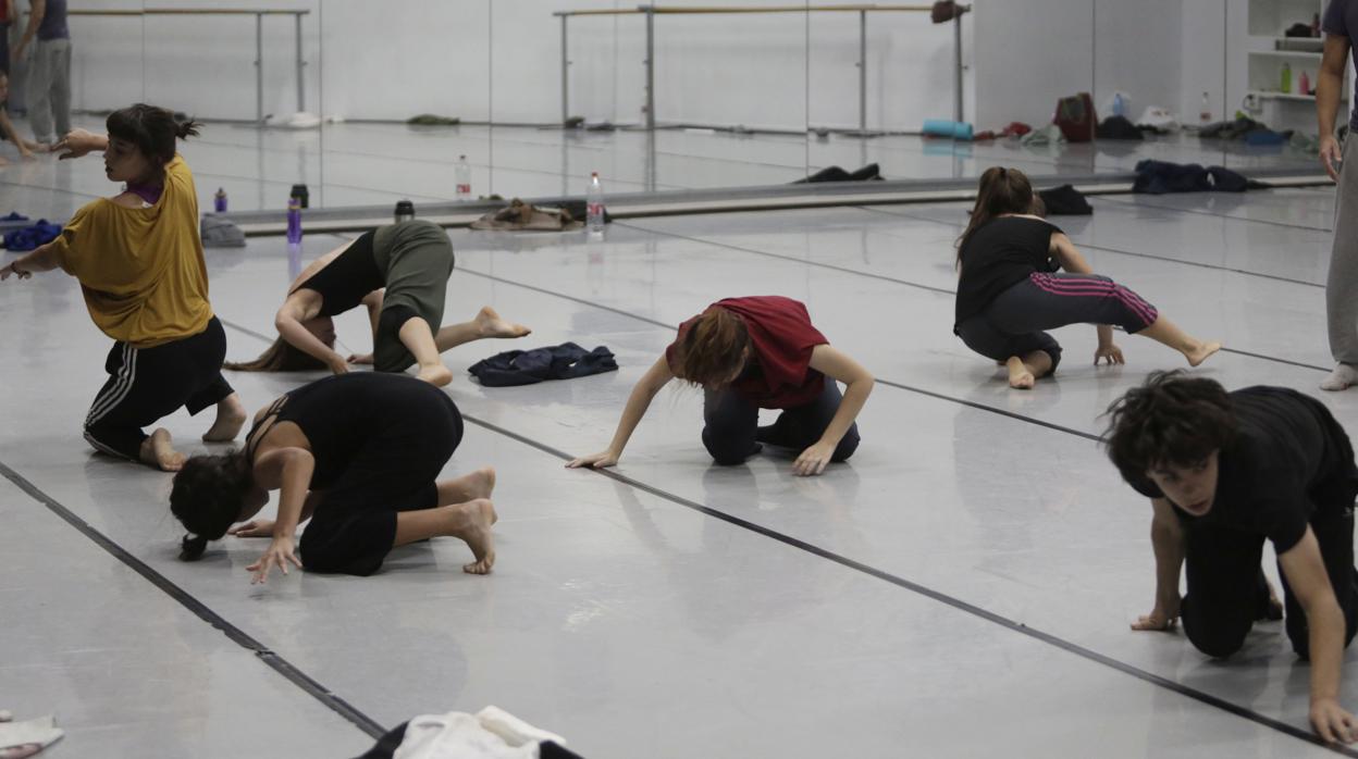Alumnos del Centro Andaluz de Danza durante una clase