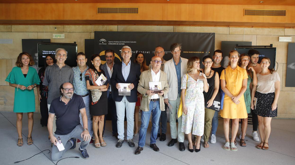 El consejero Miguel Ángel Vázquez y el director Manuel Llanes junto a actores, directores y bailarines