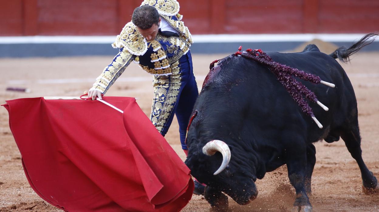 Antonio Ferrera, en un profundo derechazo al primer toro de Montalvo