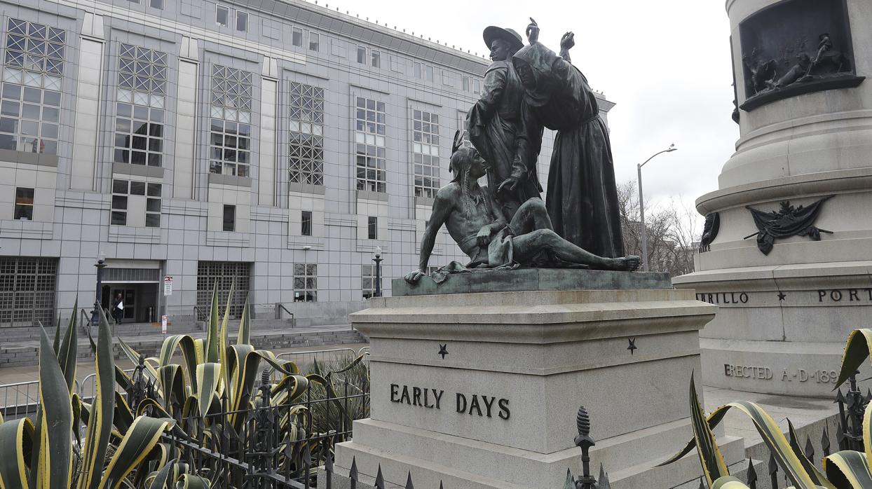 La estatua, situada frente al Ayuntamiento de San Francisco